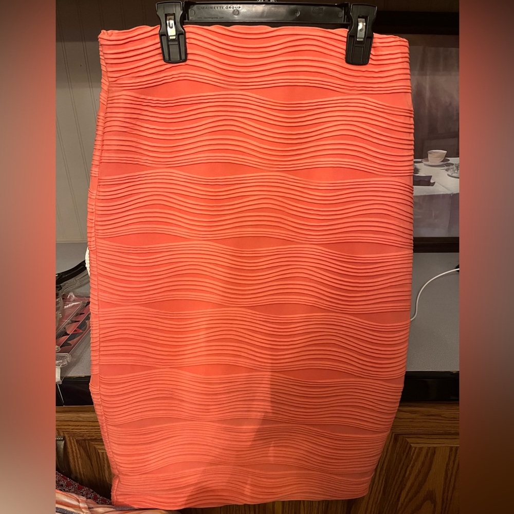 Elegant Coral Wave Pattern Skirt